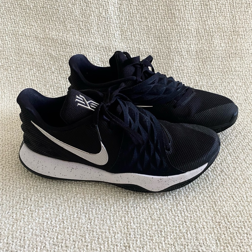 Nike Mens Kyrie Low Top Basketball Shoes Black White A08979-003 Lace Up 10.5